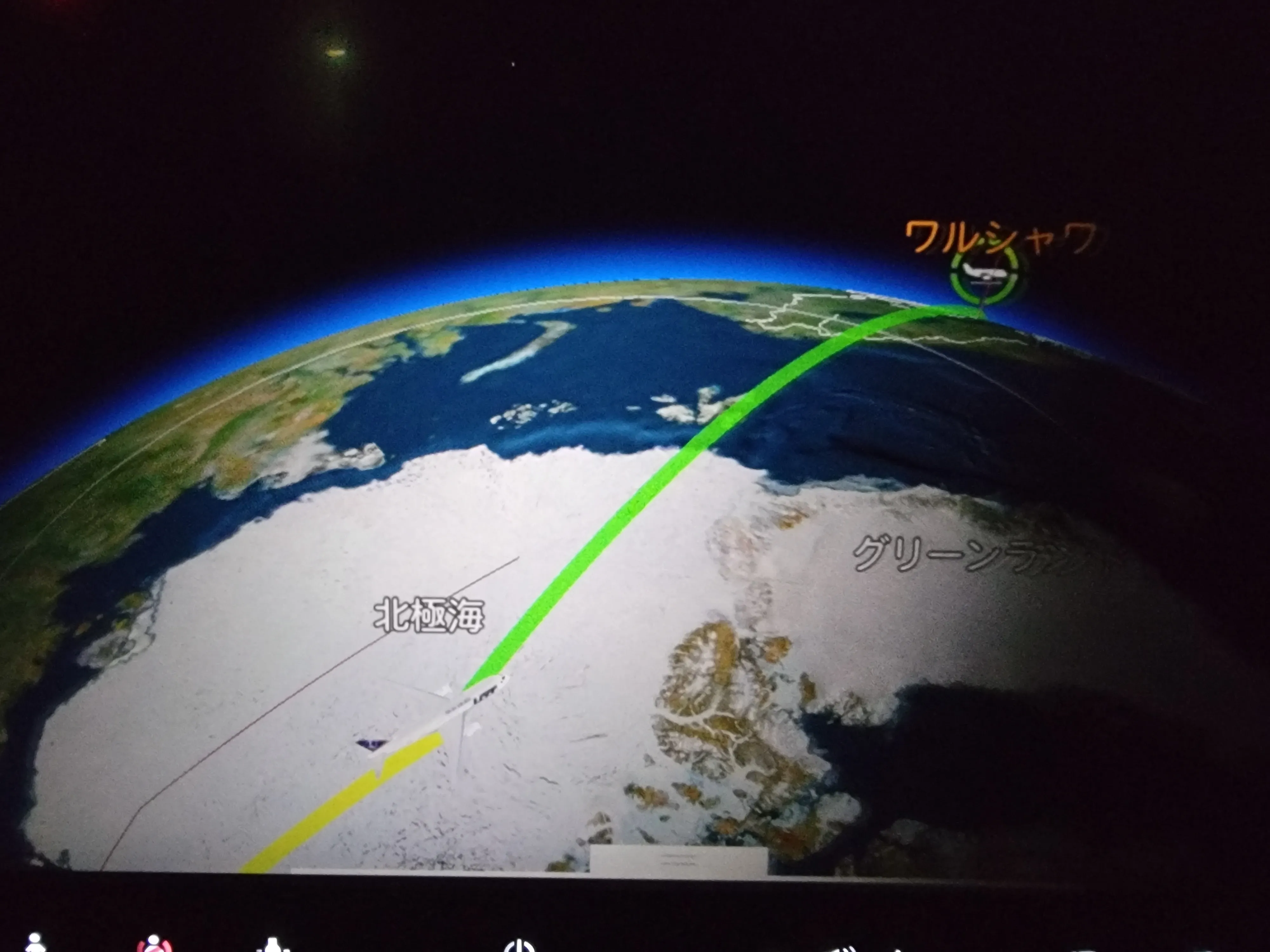 北極圏の上を飛んでる写真