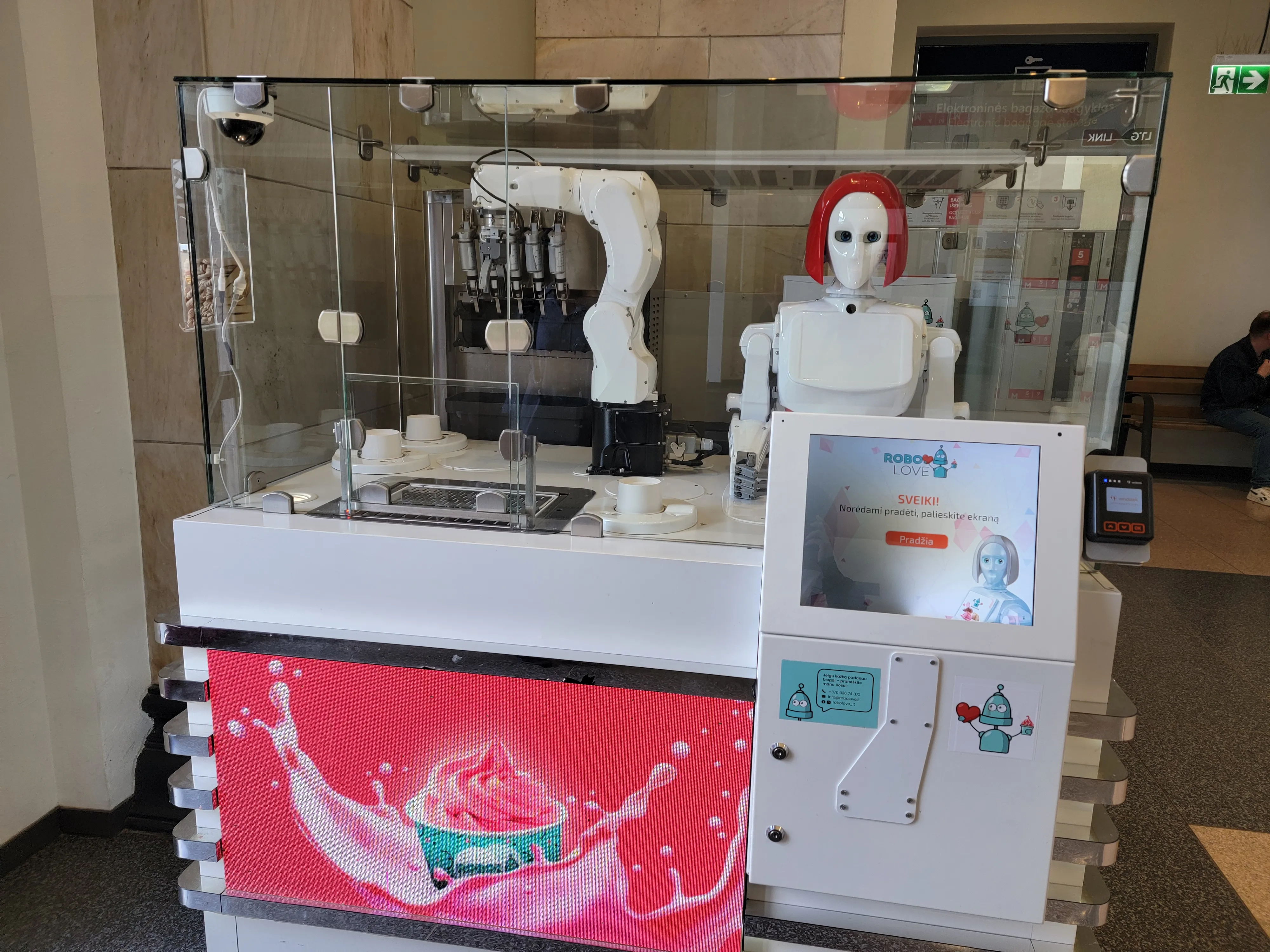 ロボットがアイスを作ってくれる機械